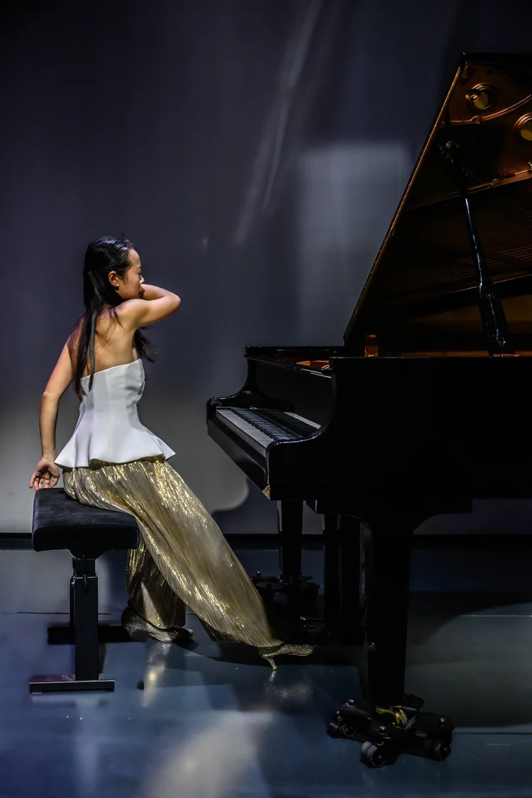 Ayano Kamei joue au piano